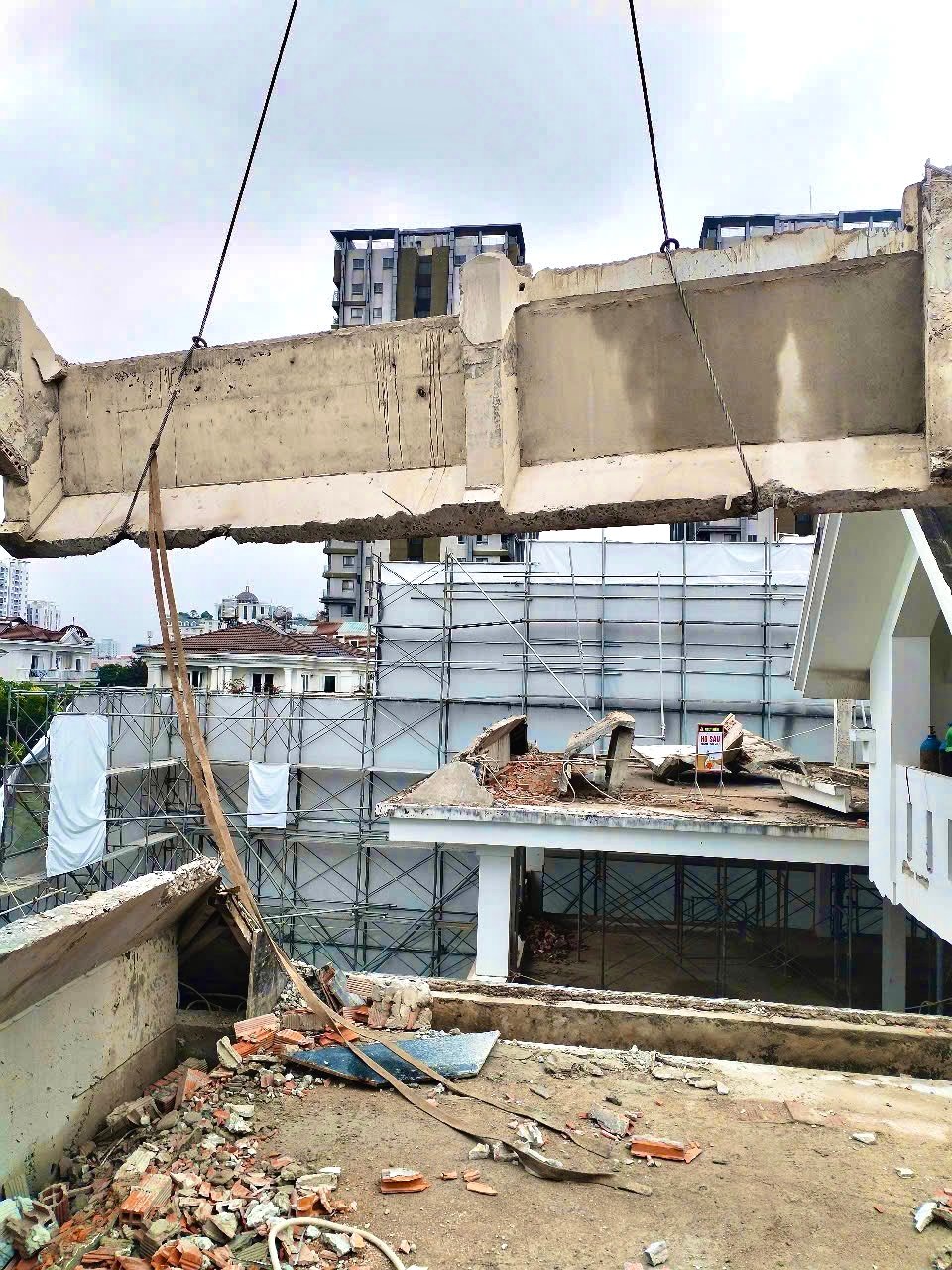 Phá dỡ công trình nhà phố