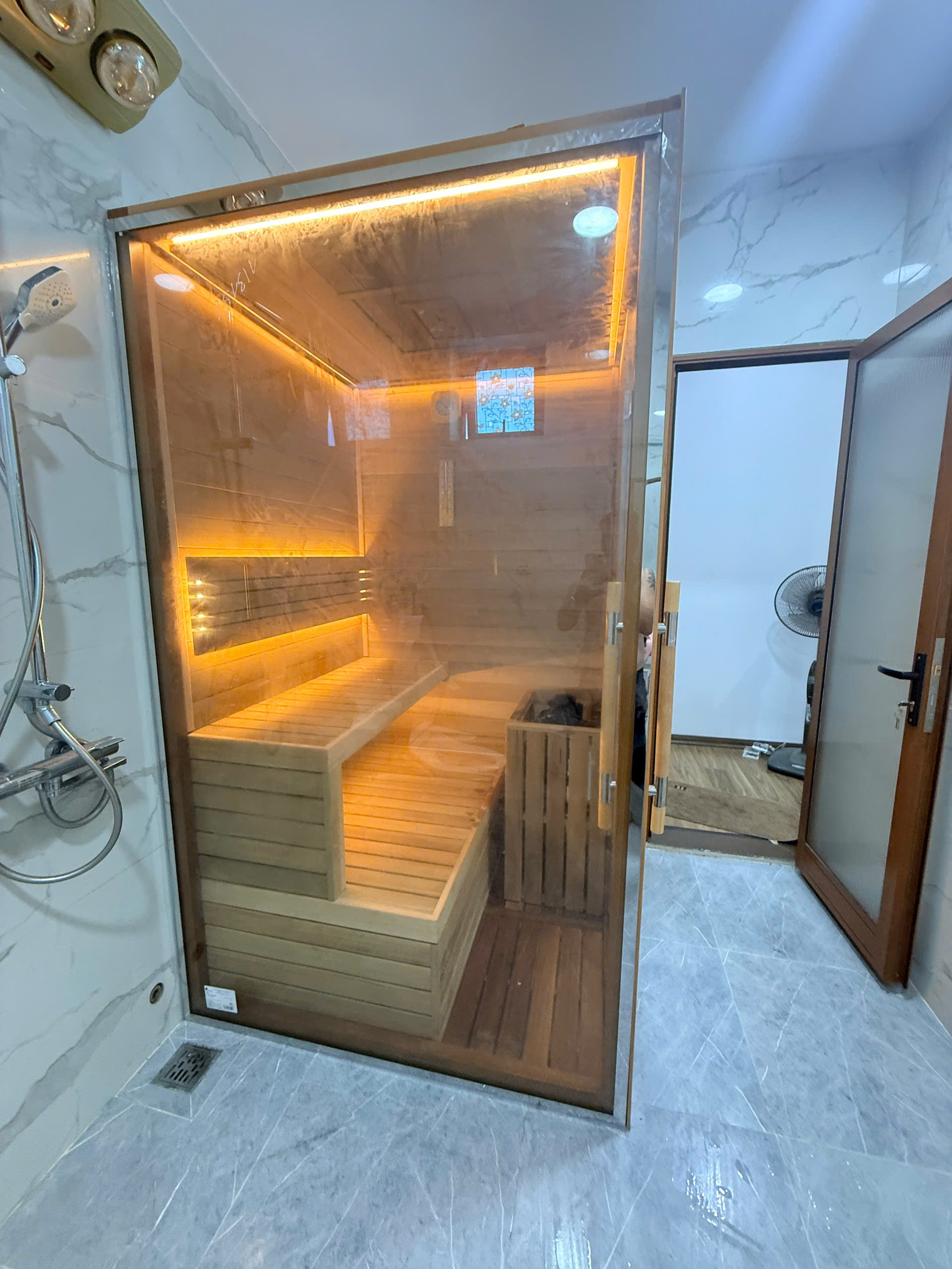 Ghế ngồi tầng rộng rãi và hệ thống ánh sáng tại Hòa Bình
