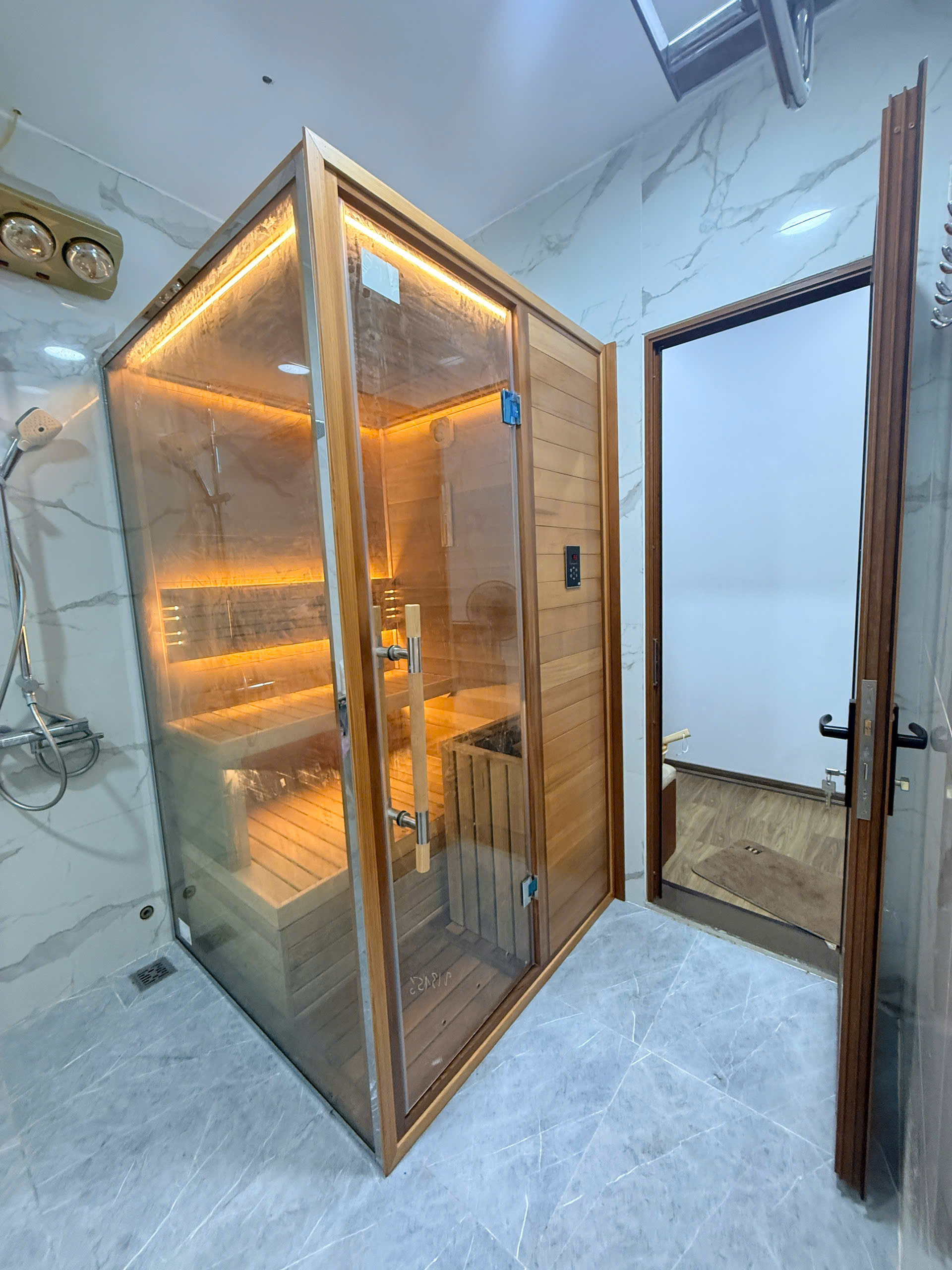 Vách gỗ Hemlock và cụm máy xông hơi SAWO tại Hòa Bình