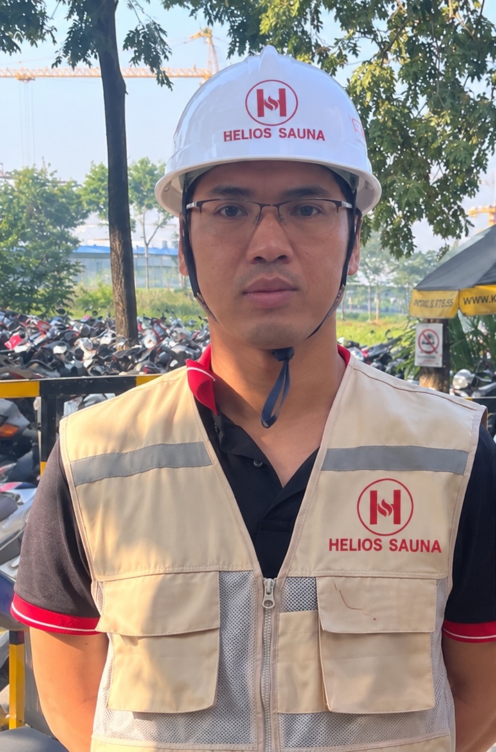 Kỹ sư Trịnh Văn Thanh - Giám đốc kỹ thuật Helios Sauna Kỹ sư Trịnh Văn Thanh kiểm tra chất lượng gỗ và độ chuẩn xác của phụ kiện xông hơi